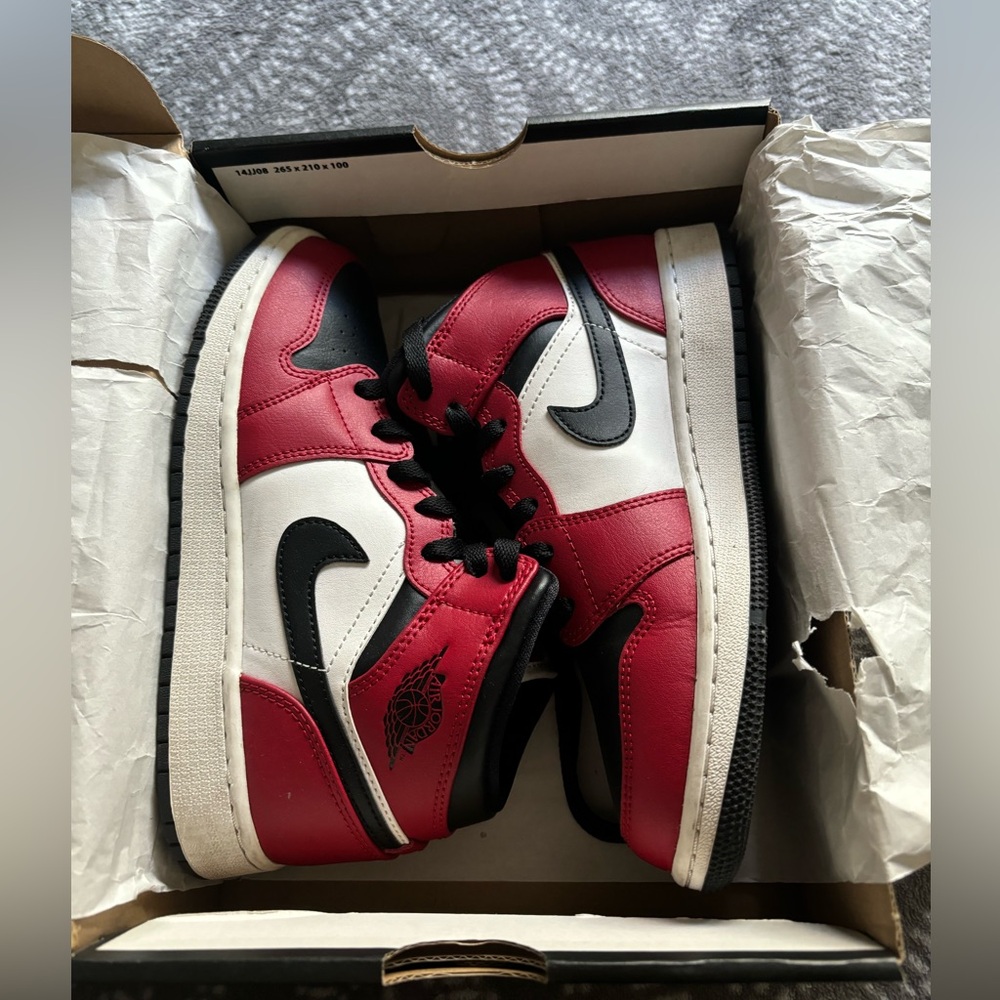 Black gym, red Jordan ones mid
